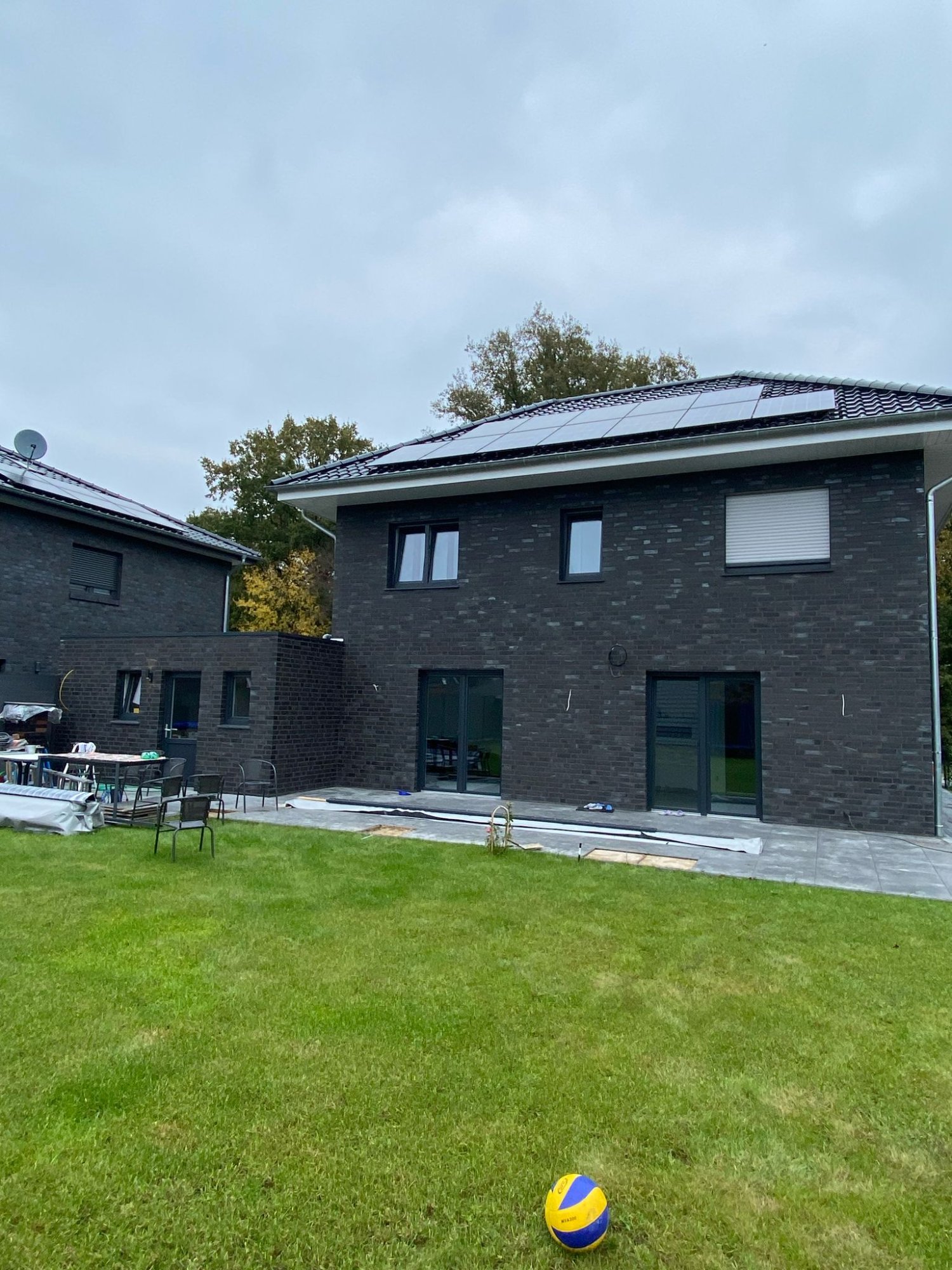 Modernes Klinkerhaus – dunkle Klinker verfugt