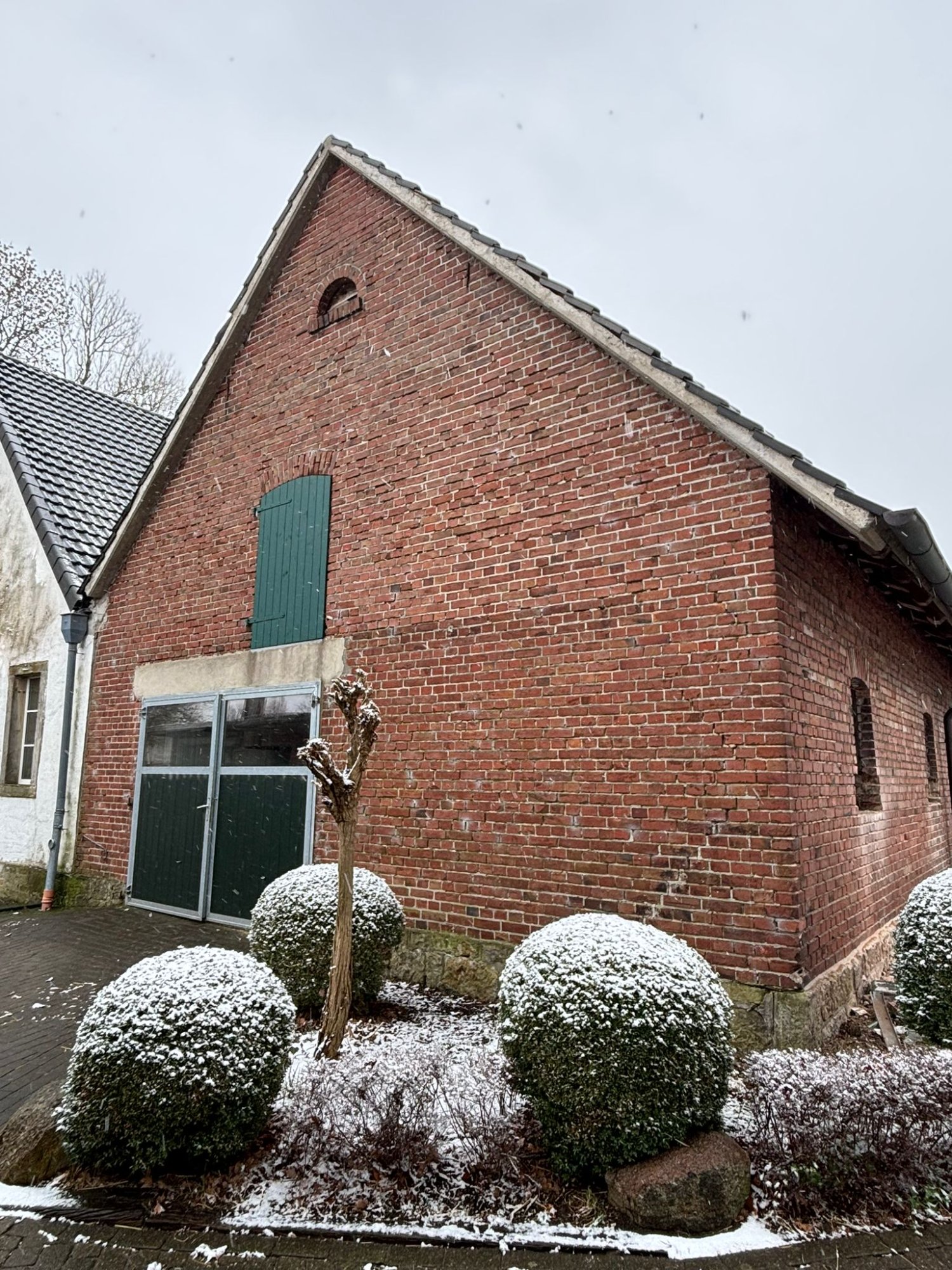 Wirtschaftsgebäude – lose und fehlende Fugen