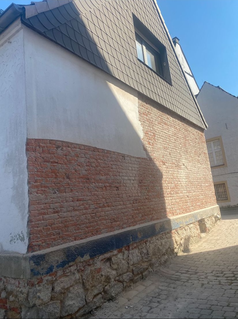 Historisches Wohnhaus – fehlende Fugen im Sockelbereich